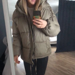 Hm pufferjacka  - Säljer nu min fina beiga pufferjacka från hm💗 Den är helt slutsåld i denna beiga färg. Skriv privat för frågor och fler bilder m.m💗  Köparen står för frakten💗  