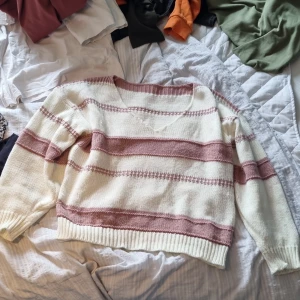 Stickad töja - Fin stockad tröja som ä köpt från Shein och inte använd sen i våras  Lite kort i ärmarna på mig.. Storlek finns ej men tror det är en M