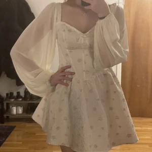 studentklänning - sjukt fin klänning från shop cider som jag hade på min student 💓 använd en gång och ser ut som ny! önskar jag hade haft fler tillfällen att använda den på, säljer därför vidare den :)