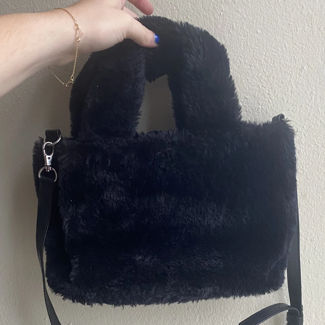 Fluffig svart väska, Monki