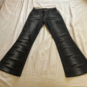 coola y2k jeans - fett tuffa y2k jeans som tyvärr inte passar mig😿midjemått: 70cm, innerbenslängd: 70cm, yttersöm: 93cm⭐️ de är low/mid rise! märket är sisters point