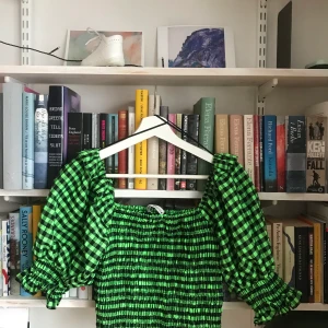 Rutig bondblus - Skitball blus från Zara, svart och neongrön-rutig. Fått många komplimanger för denna. Avklippt, för var en konstig volang längst ner. 