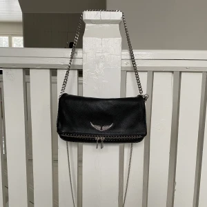 Zadig väska  - Säljer min Zadig väska i modellen ”Rock Studs Clutch”. Den lite använd och är i mycket fint skick. Dustbag kommer med!  Nypris: 3900kr, Mitt pris: 2500kr❤️