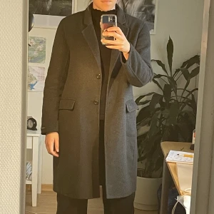 Kappa - Mörkgrå kappa köp på Lindex, av märket Hampton Republic. Använd fåtal gånger, mycket bra skick.