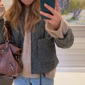 Quiltad jacka - Så snygg quiltad jacka från zara som endast är använd ett fåtal gånger⚡️⚡️⚡️ Nypris 700 kr. Fraktar endast!!