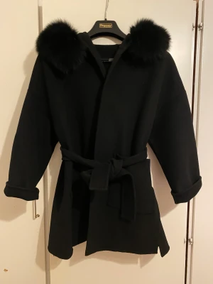 Pälskappa s - Äkta päls kachmir ull kappa  Fint skick köpt från femina för 3000 Säljer pga köpt ny jacka