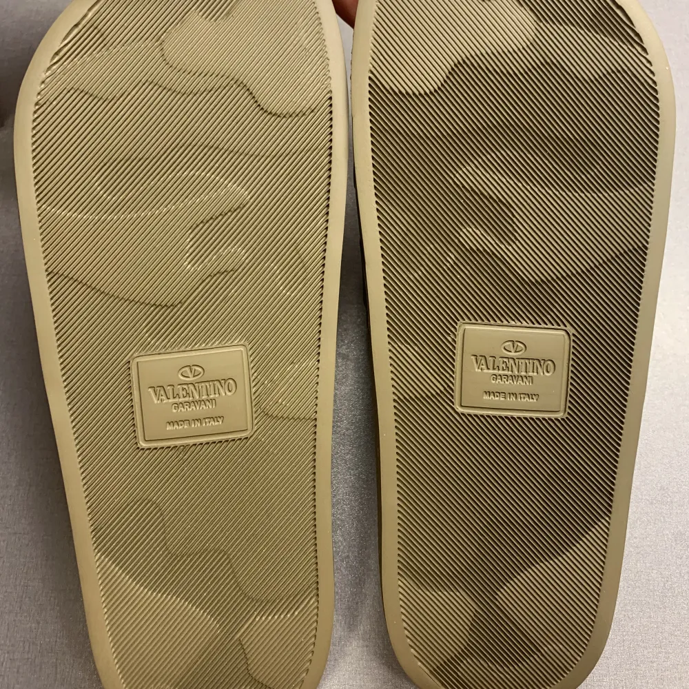 Valentino camo slides Supersnygga och sköna  Helt nya aldrig använda  Original kartong  Size: EU 40 . Skor.