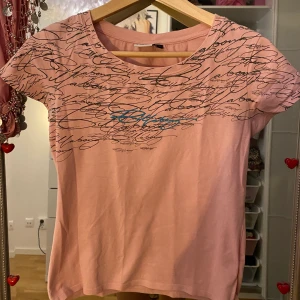 Billabong tshirt - ljusrosa Billabong tröja. Står att det är strl L men skulle säga det är en s/m
