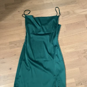 Grön thight klänning - Använd en gång till halloween men är lika fin till vardags! Den har en liten slits som sitter jättefint