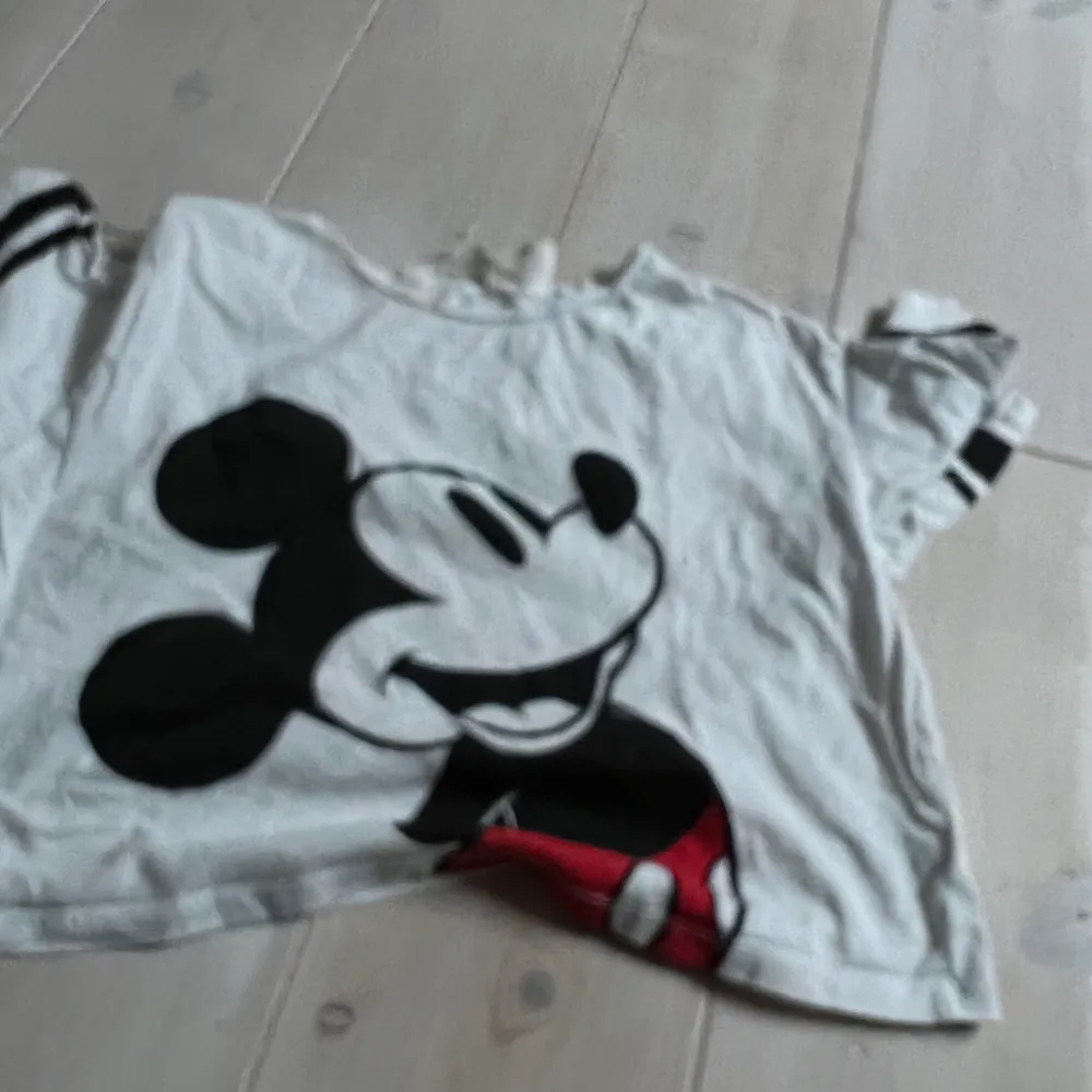 Jag sälger en Mickey mous tröja för 15kr Storlek 142/146. T-shirts.