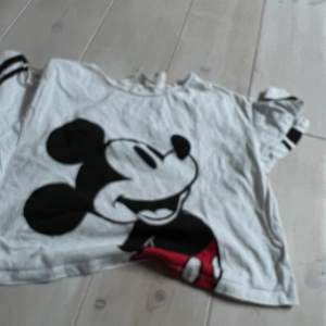 Jag sälger en Mickey mous tröja för 15kr Storlek 142/146