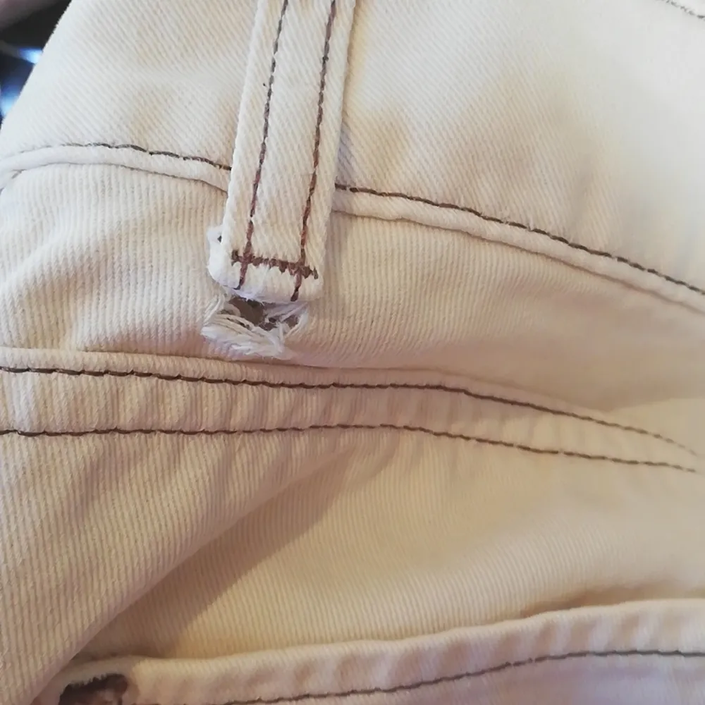Vit-beiga jeans med bruna sömmar. En ögla (vänster bak) är lite trasig. Säljer för att de är för små. Frakt inkluderad i priset (49kr). De känns mer som 34 än 36 i storlek. . Jeans & Byxor.
