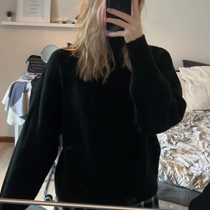 Stickad tröja - Stickad tröja från monki i storlek S. Knappt använd. Perfekt till höst/vinter🫶