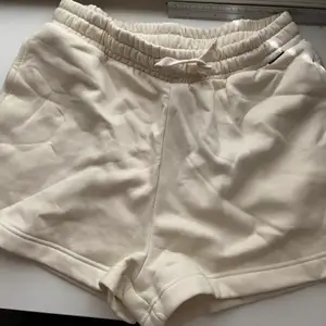 Helt nya shorts, aldrig använda. Storlek S men lite stora i passformen. Cream white/ljusbeige färg.