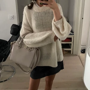 Handväska  - Jättesnygg handväska från dondonna som köptes för ca 4 år sedan. Den har avtagbart band så man kan bära den som både handväska och axelremsväska. Knappt använd och superfräsch! 