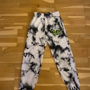 Byxor - Ett par byxor ansvällda ca 1 gång köpta för ca 300 kr säljer för ca 150kr pris kan diskuteras