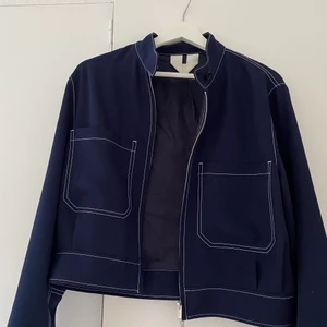 Arket kofta/jacka - Så fin kofta från Arket i marinblått med vita kontrastsömmar. Helt oanvänd i strl 38 (passar mig som har 34) 🖤🖤