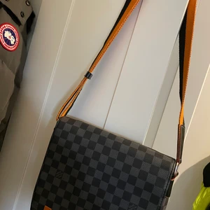 Louis vuitton  - Louis vuitton axelremsväska köpt i Malaysia. Den är i riktigt bra skick. Träffas helst i Göteborg. Går att skicka fler bilder och diskutera priset