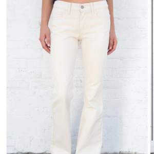 Säljer dessa lågmidjade jeans från Brandy Melville då dem var lite för små för mig! Aldrig använda, så dem är i bra skick🫶🏼 Köptes för 400 kr!