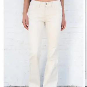 Säljer dessa lågmidjade jeans från Brandy Melville då dem var lite för små för mig! Aldrig använda, så dem är i bra skick🫶🏼 Köptes för 400 kr!