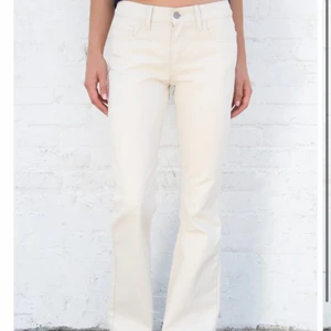Jeans - Säljer dessa lågmidjade jeans från Brandy Melville då dem var lite för små för mig! Aldrig använda, så dem är i bra skick🫶🏼 Köptes för 400 kr!