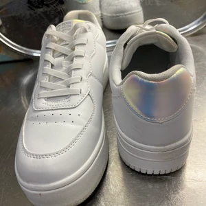 VITA SNEAKERS MED HÖGRE SULA OCH FINA DETALJER 37 - Vita sneakers med lite högre sula och fina glittrande detaljer.  Använda vid endast ett tillfälle. 