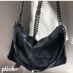 Stella mccartney liknande väska - säljer min super fina väska då jag köpt en ny, sååå fint skick, som ny, får plats me mycket. bild 1 och 3 är lånade men de är exakt samma väska 