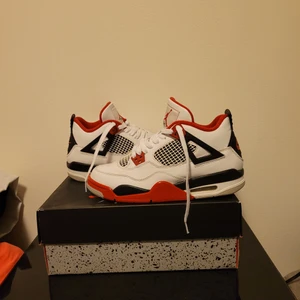 Jordan 4 Fire Red - Köpt från MerchSweden-kvitto finns. Har använd de några gånger