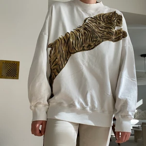 Sweatshirt med tigertryck - Oversized sweatshirt med stort tigertryck. Från & Other stories. Strl 38. ❗️Kontakta innan köp❗️