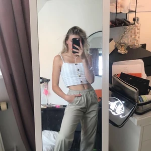 Cargo pants - Snygga ”Cargo” pants köpta på second hand!    Byxorna är använda en gång och är i storlek S. Byxorna är beiga, ljuss som första bilden!  Skriv för fler bilder💕