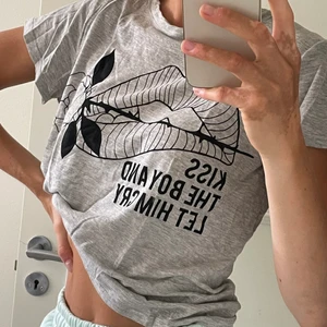 Top - Tröja med tryck som aldrig använts  Från tally weijl Storlek S