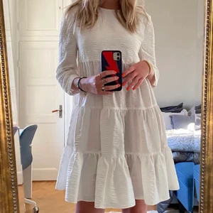 Klänning från Zara - Intressekoll på denna söta klänning från Zara. I bra skick och använd max 2 gånger. (Lånade bilder)
