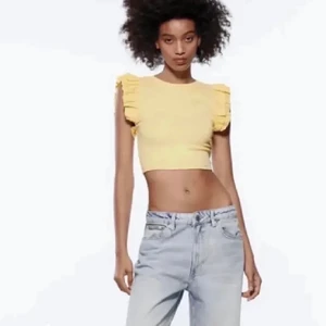 Gul topp - Gul topp med volang, zara💛💛