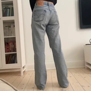 Ljusblå Levis 501 - Mid-Waist levis 501 i ljusblå. De sitter perfekt för mig som är 170, och går ner hela vägen till marken. Köpte de på pop up vintage i gbg. Priset går att diskuteras! Har fler bilder som man ser färgen bättre på, skriv!!