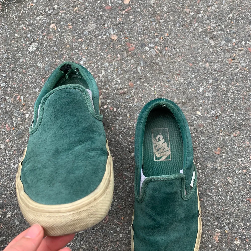 Ett par gröna mockaskor från Vans. Storlek 36,5. Ganska använda ( se andra bilden) men fortfarande riktigt bra sko! . Skor.