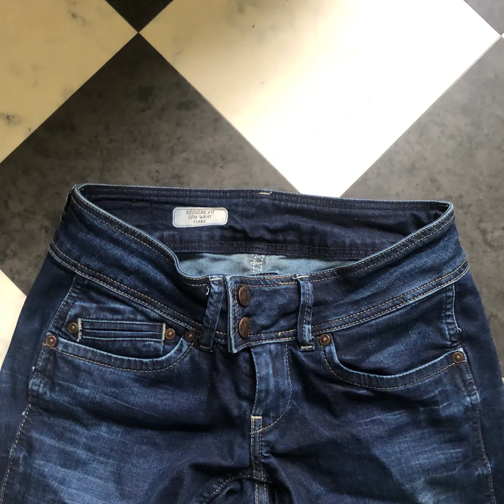 Superfina jeans i mycket bra skick! Köpta secondhand men märket är pepejeans Köparen står för frakt dvs 59kr💘 Innerbenet: ca 80cm  Midjemåttet: ca 69cm . Jeans & Byxor.