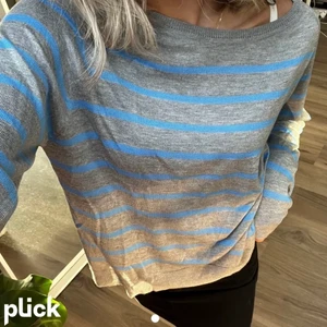 Tröja  - Super snygg zara tröja köptes i vinter föra året inte kommit till användning,Super fint skick!🤩