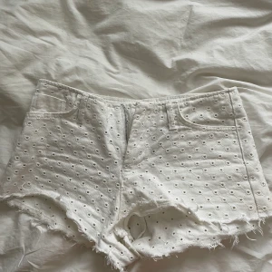 Lågmidjade shorts  - Säljer mina skitsnygga lågmidjade shorts från Zara köpta förra året! Knappt använda❤️❤️❤️ köpare står för frakt 