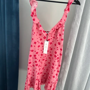 Klänning  - Jätte fin klänning från Zara. Helt oanvänd, prislappen är kvar💞