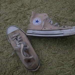 Converse—Chuck Taylor High Top Sneaker - Fina Converse skor i färgen beige, använt skick. 