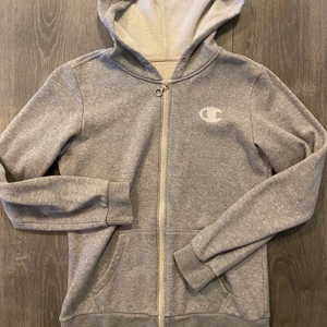 Champion zipup - Grå zip up ifrån champion strl S, fint skick!🤍