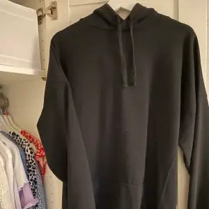 En lång, skön, mjuk svarta hoodie från lager157, XS/S💛