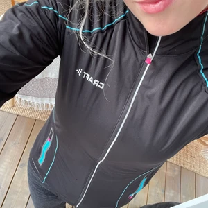 Craft träningsjacka  - Säljer en träningsjacka/vindjacka från craft som har blivit för liten. Den är i storlek S, säljer för 50kr +frakt💕 