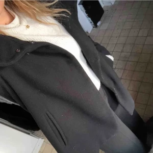 Kappa - Säljer en svart Kappa ifrån Vero moda. Använd 2 gånger så i fint skick. Lång fin kappa som är perfekt inför hösten.
