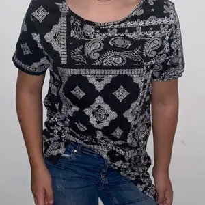 En lång fin t-shirt i gott skick och den är bara använd ca 3-5 ggr