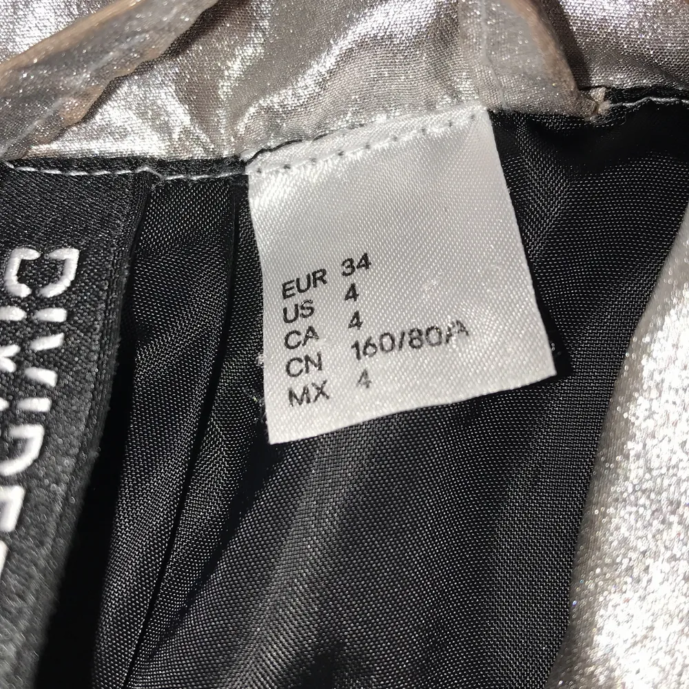 Jag fick denna jacka av min mamma då den inte passar så jag säljer den. Jackor.