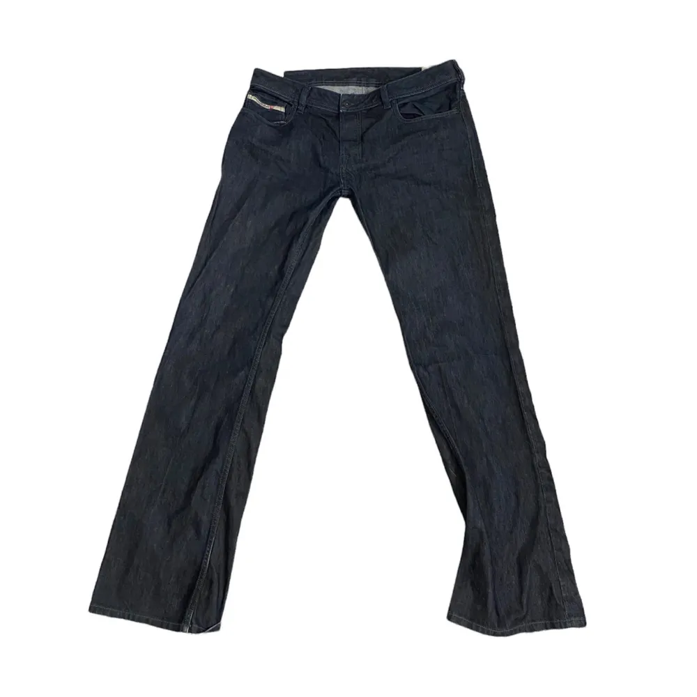 lågmidjade jeans från diesel, säljer då jag nt gillar hur de sitter💔💔 midjemått: 44cm ish tvärs över, innerbensmått: 86cm. Jeans & Byxor.