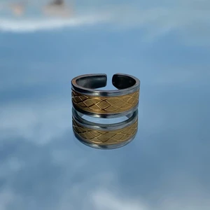 Ring med detaljer i pläterat guld - Ring som jag tillverkar själv i Guldplätering inramat av metall. Finns flera i lager och går att beställa specifik storlek som passar dig✨ Kan frakta mot kostnad eller mötas upp i sthlm!