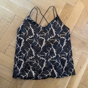 glitter top - den här är en väldigt gammal model på en topp som är skit snygg och ha när man är ute! det står storlek xs men den är stretchig i materialet 