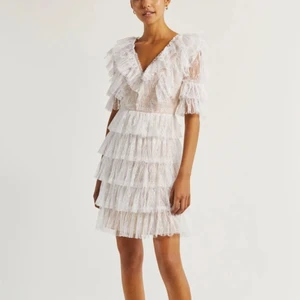 by Malina sky dress  - Säljer nu min studentklänning, by Malina ” Sky dress ”, endast använd en gång. Nypris 2499 ❣️